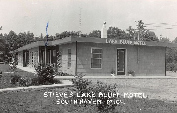 Lake Bluff Inn & Suites (Stieves 4 Season Lake Bluff Motel) - Vintage Post Card (newer photo)